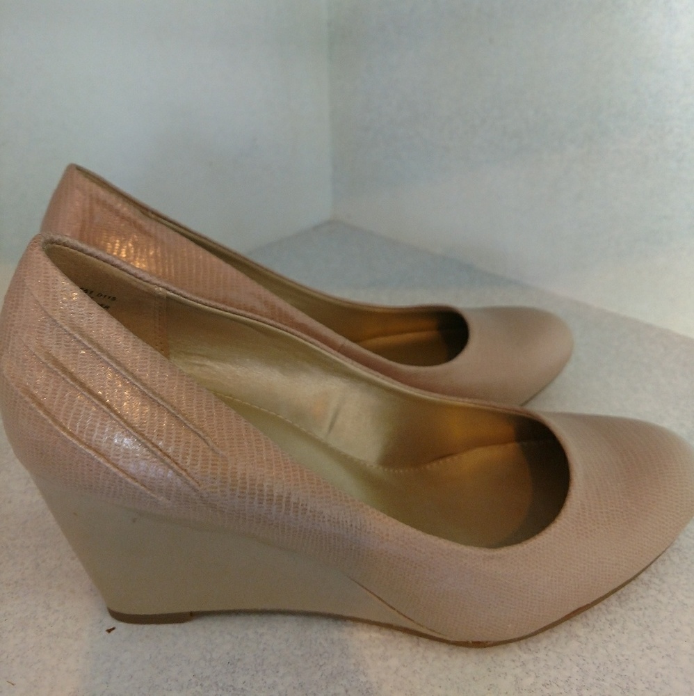 NWOT, Bandolino Wedges sz 8